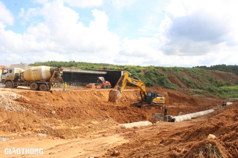 Đẩy tiến độ cao tốc Vạn Ninh - Cam Lộ khi mùa mưa cận kề- Ảnh 9. Đẩy tiến độ cao tốc Vạn Ninh - Cam Lộ khi mùa mưa cận kề- Ảnh 9.