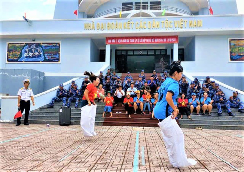 Ng&agrave;y Phụ nữ Việt Nam tr&ecirc;n quần đảo Trường Sa- Ảnh 2.