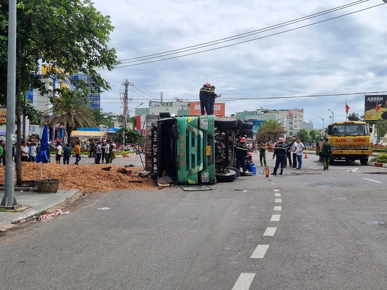 Danh t&iacute;nh 3 nạn nh&acirc;n tử vong vụ lật xe chở dăm gỗ tại Quy Nhơn- Ảnh 2.