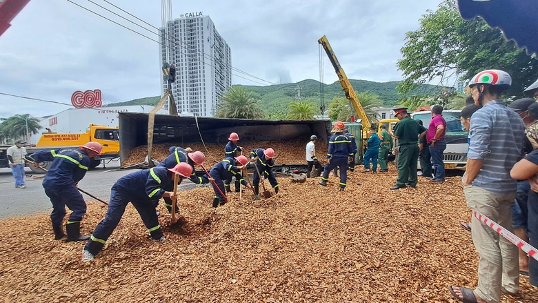 Mẹ ôm thi thể con khóc ngất trong vụ lật xe tải chở dăm gỗ khiến 3 người tử vong- Ảnh 3. Mẹ ôm thi thể con khóc ngất trong vụ lật xe tải chở dăm gỗ khiến 3 người tử vong- Ảnh 3.