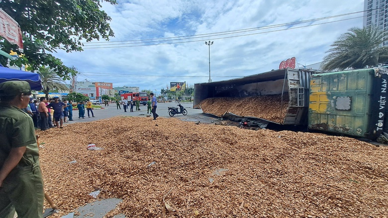 Danh t&iacute;nh 3 nạn nh&acirc;n tử vong vụ lật xe chở dăm gỗ tại Quy Nhơn- Ảnh 1.
