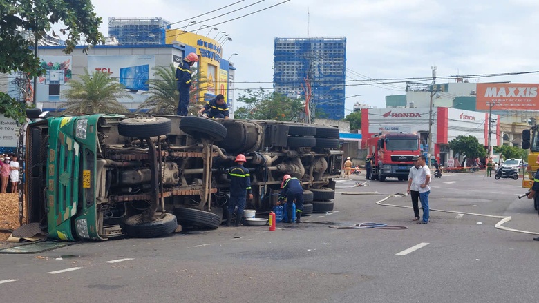 Mẹ ôm thi thể con khóc ngất trong vụ lật xe tải chở dăm gỗ khiến 3 người tử vong- Ảnh 2. Mẹ ôm thi thể con khóc ngất trong vụ lật xe tải chở dăm gỗ khiến 3 người tử vong- Ảnh 2.