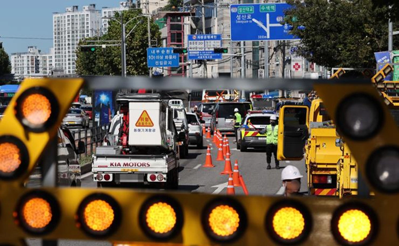 B&aacute;o động hố &ldquo;tử thần&rdquo; tr&ecirc;n đường phố H&agrave;n Quốc- Ảnh 2.