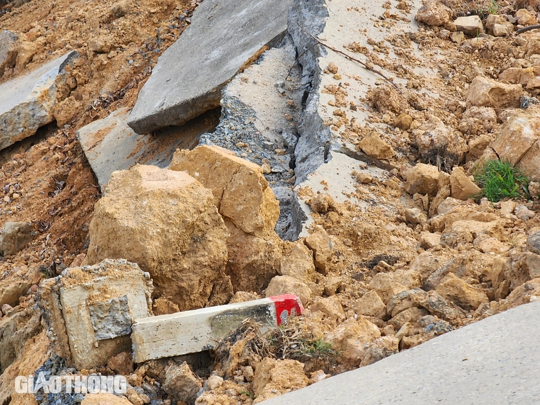 Phú Thọ: Tắc giao thương, dân phải đi vòng 30km sau sạt lở đê sông Lô- Ảnh 7. Phú Thọ: Tắc giao thương, dân phải đi vòng 30km sau sạt lở đê sông Lô- Ảnh 7.