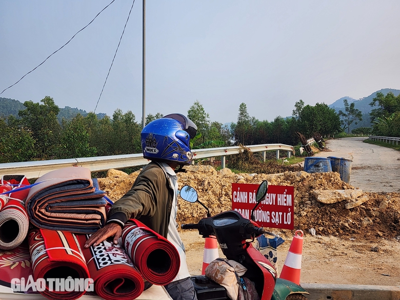 Phú Thọ: Tắc giao thương, dân phải đi vòng 30km sau sạt lở đê sông Lô- Ảnh 4. Phú Thọ: Tắc giao thương, dân phải đi vòng 30km sau sạt lở đê sông Lô- Ảnh 4.