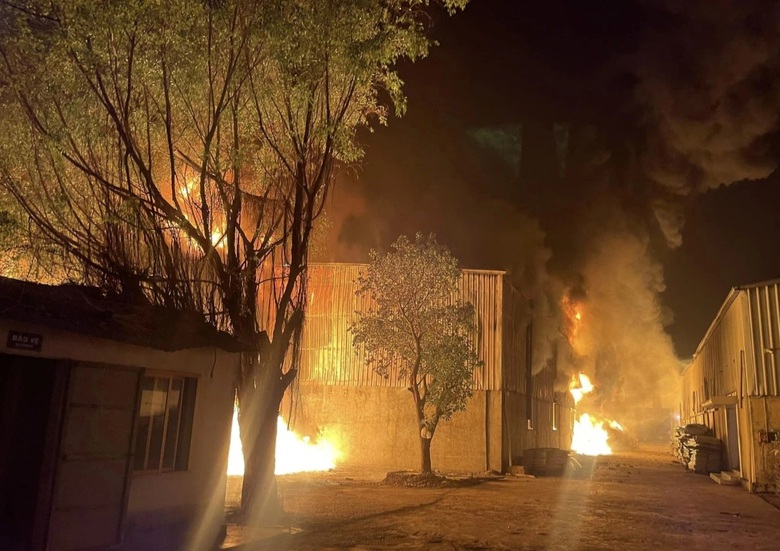 Nhà xưởng phế liệu hoạt động trái phép bất ngờ bốc cháy dữ dội- Ảnh 2. Nhà xưởng phế liệu hoạt động trái phép bất ngờ bốc cháy dữ dội- Ảnh 2.