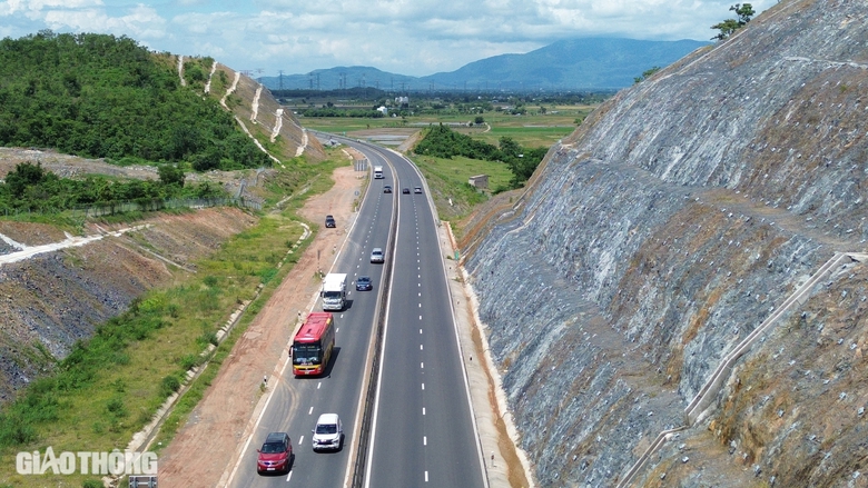 Thanh tra giao th&ocirc;ng mật phục ghi h&igrave;nh, h&agrave;ng chục xe "d&ugrave;" bị xử phạt- Ảnh 1.