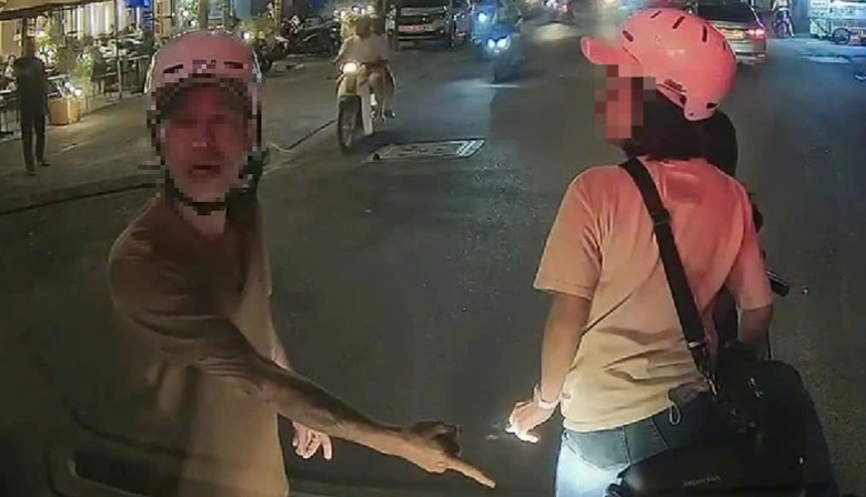 Công an mời người đàn ông chặn xe cấp cứu ở TP.HCM lên làm việc- Ảnh 1. Công an mời người đàn ông chặn xe cấp cứu ở TP.HCM lên làm việc- Ảnh 1.