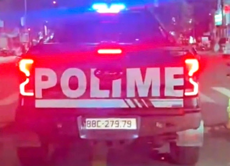 Truy tìm tài xế ô tô biển trắng gắn đèn nhấp nháy, chạy lấn làn ở Phan Thiết- Ảnh 1. Truy tìm tài xế ô tô biển trắng gắn đèn nhấp nháy, chạy lấn làn ở Phan Thiết- Ảnh 1.