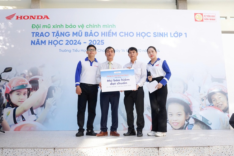 HEAD Sơn Minh tuy&ecirc;n truyền ATGT cho h&agrave;ng ngh&igrave;n học sinh ở TP.HCM- Ảnh 3.