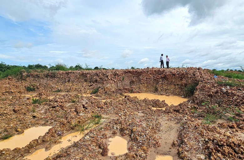 Long An: Gần 1,5 triệu m3 đất nạo vét kênh có được sử dụng làm đường?- Ảnh 1. Long An: Gần 1,5 triệu m3 đất nạo vét kênh có được sử dụng làm đường?- Ảnh 1.