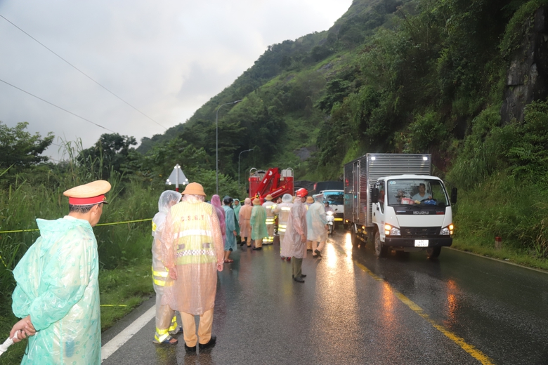 Vụ ô tô rơi vực, đôi nam nữ thương vong: Xe vừa đăng ký chưa đầy 2 tháng- Ảnh 2. Vụ ô tô rơi vực, đôi nam nữ thương vong: Xe vừa đăng ký chưa đầy 2 tháng- Ảnh 2.