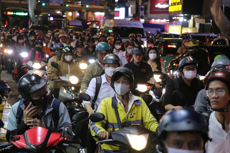 TP.HCM: Đề xuất cấm xe xăng hai b&aacute;nh giao h&agrave;ng- Ảnh 2.