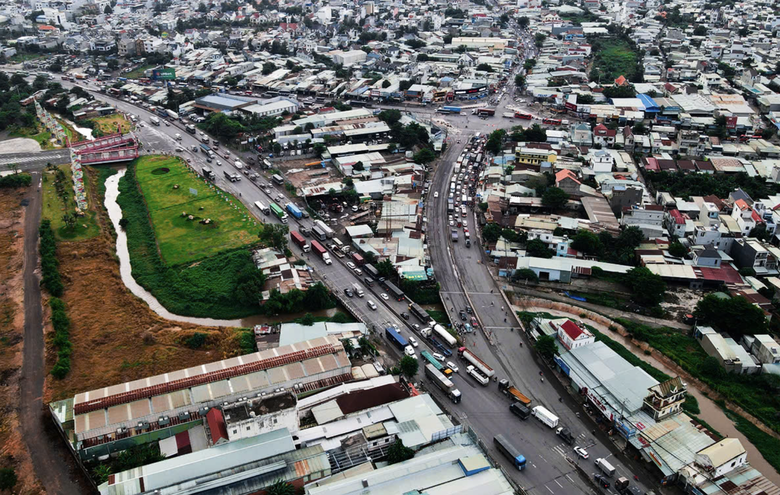 Các điểm hư hỏng nặng trên QL51 đã được sửa chữa đến đâu?- Ảnh 1. Các điểm hư hỏng nặng trên QL51 đã được sửa chữa đến đâu?- Ảnh 1.