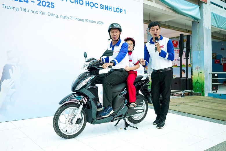 HEAD Sơn Minh tuy&ecirc;n truyền ATGT cho h&agrave;ng ngh&igrave;n học sinh ở TP.HCM- Ảnh 2.