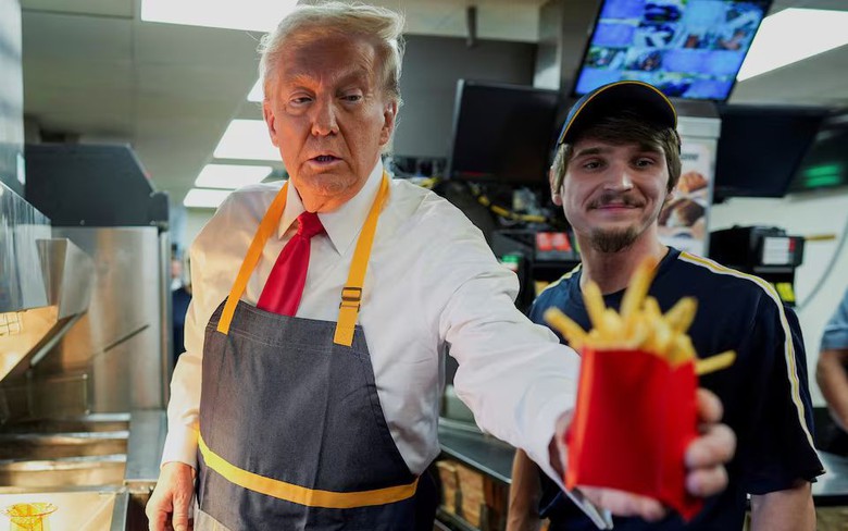 &Ocirc;ng Trump mặc tạp dề b&aacute;n McDonald's