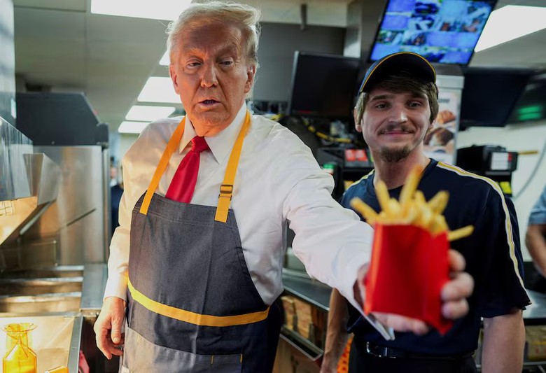 &Ocirc;ng Trump mặc tạp dề b&aacute;n McDonald's- Ảnh 1.