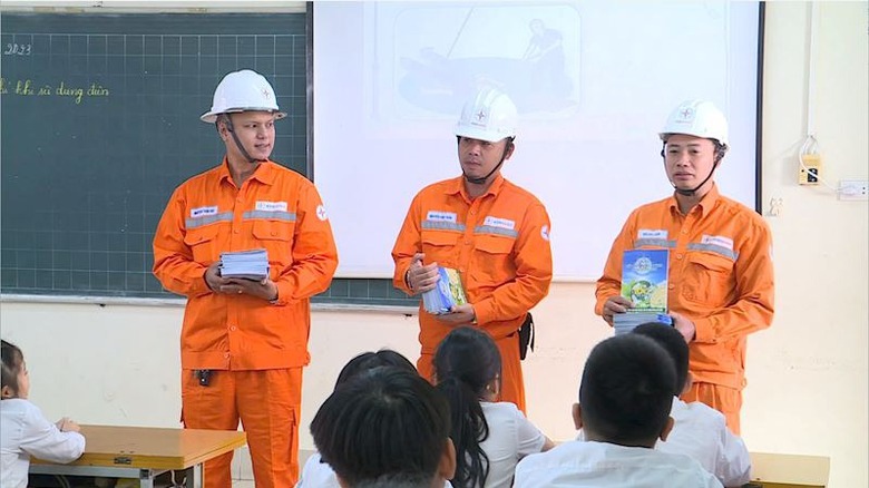 EVNHANOI tuy&ecirc;n truyền sử dụng điện an to&agrave;n tại c&aacute;c trường học- Ảnh 1.