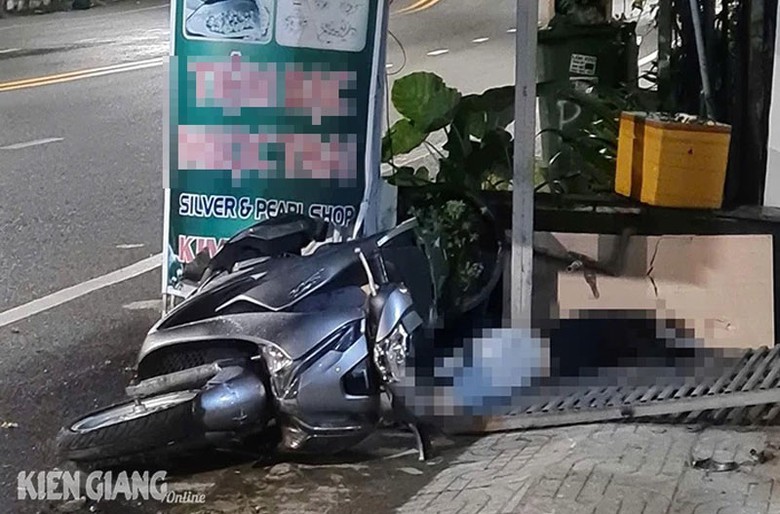 Hiện trường vụ tai nạn khiến anh T tử vong tại chỗ - Ảnh: B&aacute;o Ki&ecirc;n Giang.