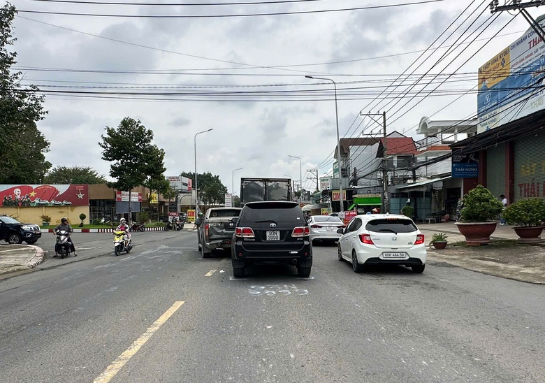 Bốn &ocirc; t&ocirc; hư hỏng sau tai nạn li&ecirc;n ho&agrave;n ở Đồng Nai- Ảnh 2.