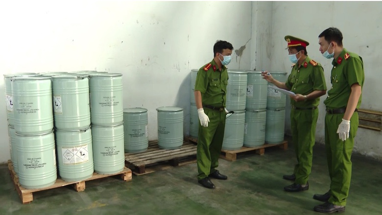 Khởi tố 3 doanh nghiệp, hộ kinh doanh tại chợ Kim Bi&ecirc;n v&igrave; b&aacute;n xyanua tr&aacute;i ph&eacute;p- Ảnh 1.