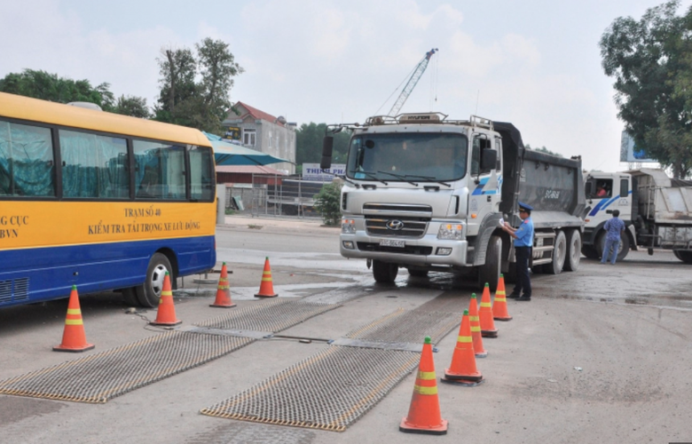 Xử lý lưu động hơn 6.000 xe quá tải- Ảnh 2. Xử lý lưu động hơn 6.000 xe quá tải- Ảnh 2.