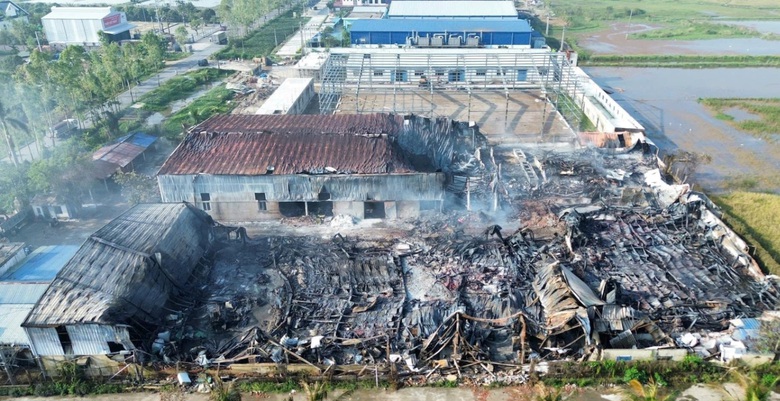 Hải Dương: Đ&atilde; khống chế được vụ ch&aacute;y xưởng phế liệu tr&aacute;i ph&eacute;p ở Kim Th&agrave;nh- Ảnh 4.