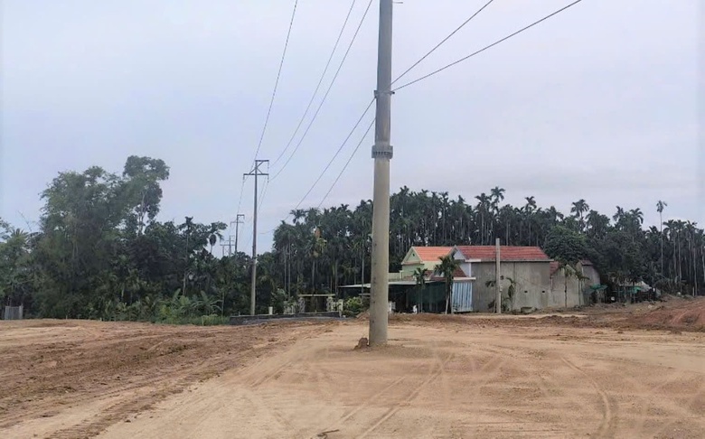 Gần 2 năm thi c&ocirc;ng, cao tốc Quảng Ng&atilde;i - Ho&agrave;i Nhơn vẫn vướng mặt bằng- Ảnh 2.
