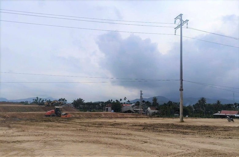 Gần 2 năm thi c&ocirc;ng, cao tốc Quảng Ng&atilde;i - Ho&agrave;i Nhơn vẫn vướng mặt bằng- Ảnh 3.