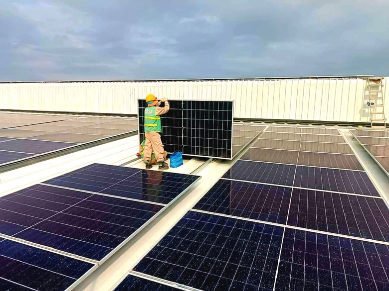 Chính thức ban hành nghị định về phát triển điện mặt trời mái nhà tự sản xuất, tự tiêu thụ- Ảnh 1. Chính thức ban hành nghị định về phát triển điện mặt trời mái nhà tự sản xuất, tự tiêu thụ- Ảnh 1.