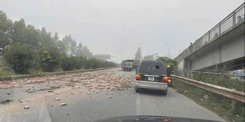 Phạt tiền triệu, buộc t&agrave;i xế l&agrave;m rơi gạch thu dọn mặt đường- Ảnh 1.