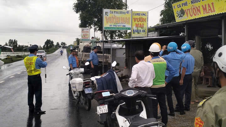 Giải tỏa vi phạm hành lang an toàn đường bộ tuyến Quản Lộ - Phụng Hiệp- Ảnh 1. Giải tỏa vi phạm hành lang an toàn đường bộ tuyến Quản Lộ - Phụng Hiệp- Ảnh 1.