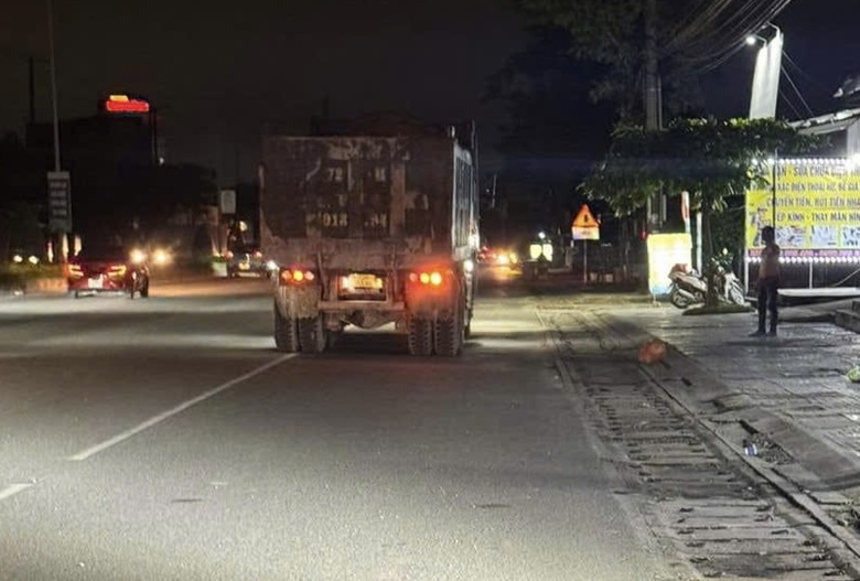 Va chạm giữa xe ben v&agrave; xe m&aacute;y, thanh ni&ecirc;n 33 tuổi tử vong- Ảnh 2.