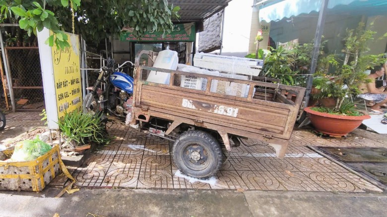 T&ocirc;ng n&aacute;t đầu &ocirc; t&ocirc; 7 chỗ, t&agrave;i xế xe ba g&aacute;c tử vong tr&ecirc;n đường cấp cứu- Ảnh 2.