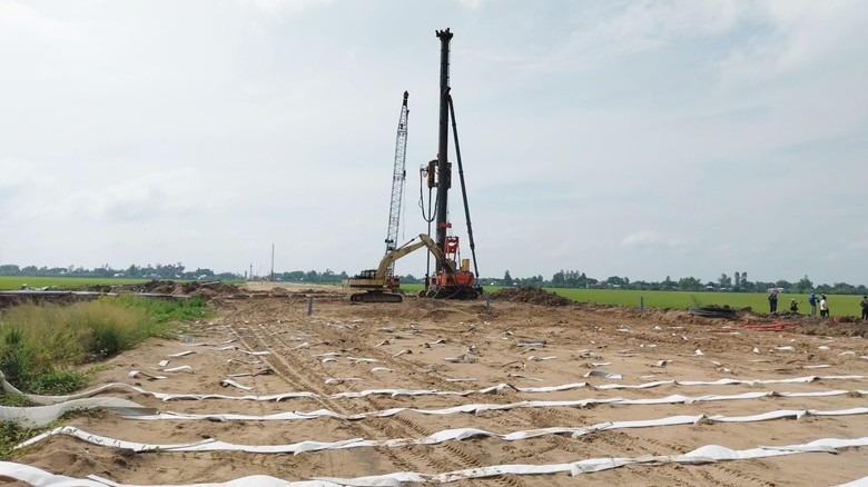 Giải ph&aacute;p thay thế c&aacute;t gia tải nền đường tr&ecirc;n cao tốc trục ngang miền T&acirc;y- Ảnh 2.