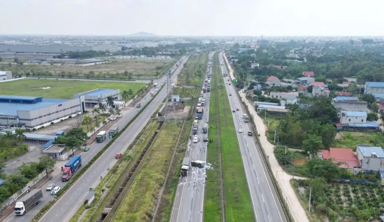 Xe tải mất l&aacute;i đ&acirc;m v&agrave;o xe qu&acirc;n sự, lật chắn ngang cao tốc H&agrave; Nội - Th&aacute;i Nguy&ecirc;n- Ảnh 1.