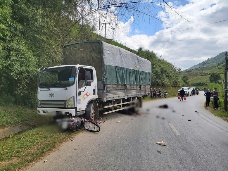 &Ocirc; t&ocirc; tải va chạm xe m&aacute;y khiến 1 người tử vong, 2 người bị thương ở Y&ecirc;n B&aacute;i- Ảnh 1.