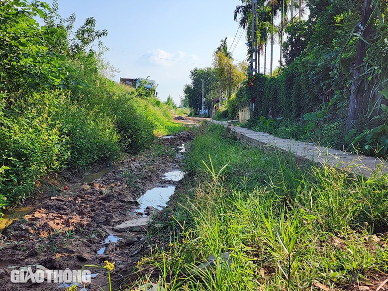 Ph&uacute; Thọ: Đường thi c&ocirc;ng dang dở, người d&acirc;n di chuyển tr&ecirc;n nắp cống- Ảnh 8.