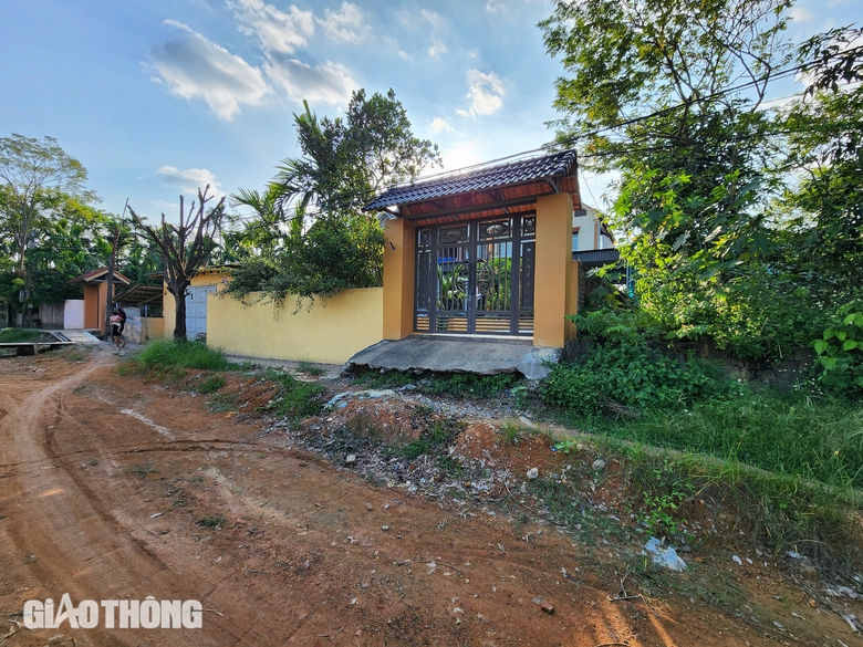 Ph&uacute; Thọ: Đường thi c&ocirc;ng dang dở, người d&acirc;n di chuyển tr&ecirc;n nắp cống- Ảnh 3.