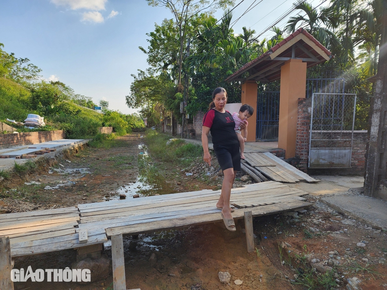 Ph&uacute; Thọ: Đường thi c&ocirc;ng dang dở, người d&acirc;n di chuyển tr&ecirc;n nắp cống- Ảnh 5.