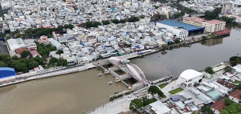 Cần Thơ: C&oacute; "l&aacute; chắn" ngh&igrave;n tỷ, bến Ninh Kiều vẫn ch&igrave;m trong nước- Ảnh 6.