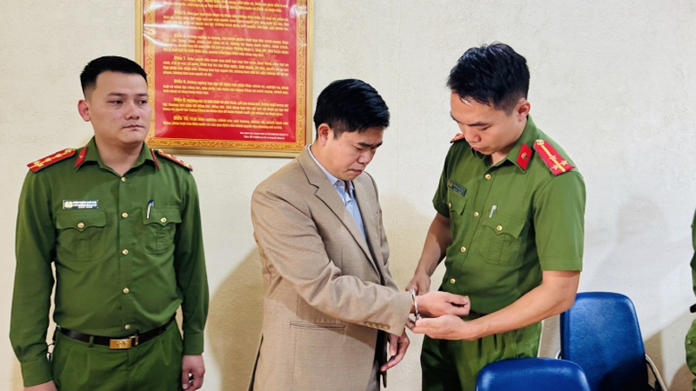 Vụ 11 học sinh ăn chung 2 g&oacute;i m&igrave; t&ocirc;m: Bắt cựu hiệu trưởng- Ảnh 1.