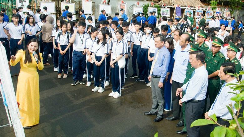 Nhiều tư liệu quý tại triển lãm "Hoàng Sa - Trường Sa của Việt Nam" ở Cà Mau- Ảnh 1. Nhiều tư liệu quý tại triển lãm "Hoàng Sa - Trường Sa của Việt Nam" ở Cà Mau- Ảnh 1.