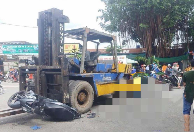 Va chạm xe n&acirc;ng ở lối rẽ, nam thanh ni&ecirc;n đi xe m&aacute;y tử vong tại chỗ- Ảnh 1.