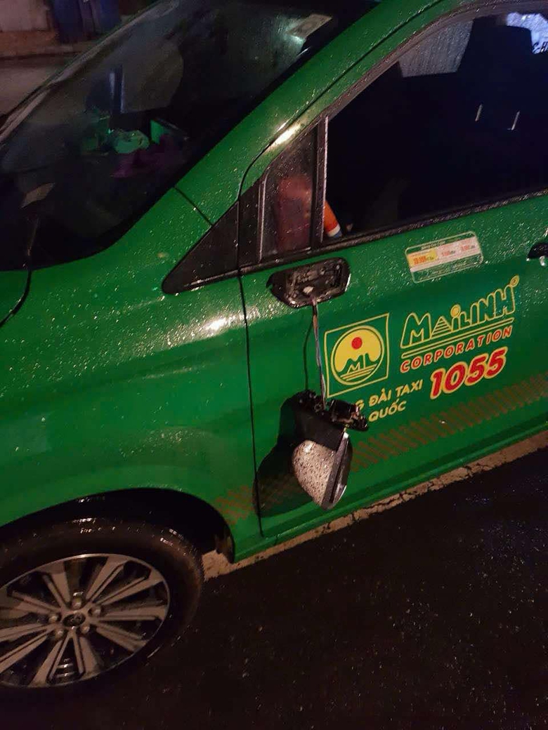 Nh&acirc;n vi&ecirc;n c&ocirc;ng ty c&ocirc;ng &iacute;ch quận 1 đập g&atilde;y gương chiếu hậu xe taxi- Ảnh 1.