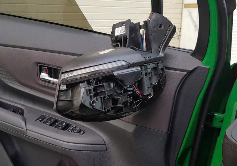 Nh&acirc;n vi&ecirc;n c&ocirc;ng ty c&ocirc;ng &iacute;ch quận 1 đập g&atilde;y gương chiếu hậu xe taxi- Ảnh 2.