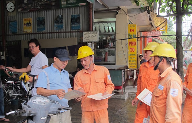 Gi&aacute; điện tăng, người ngh&egrave;o thu&ecirc; trọ chật vật v&igrave; chủ nh&agrave; t&eacute; nước theo mưa - Ảnh 2.