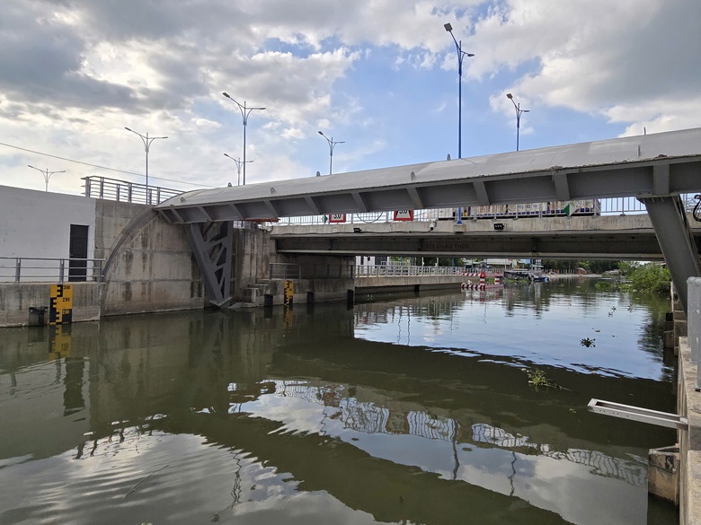 Cần Thơ: C&oacute; "l&aacute; chắn" ngh&igrave;n tỷ, bến Ninh Kiều vẫn ch&igrave;m trong nước- Ảnh 3.