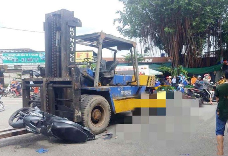 Hiện trường vụ va chạm giữa xe n&acirc;ng v&agrave; xe m&aacute;y khiến một người tử vong.