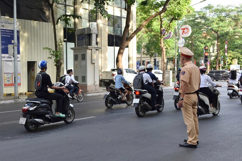 CSGT quyết liệt xử l&yacute;, học sinh chấp h&agrave;nh nhưng nhiều phụ huynh vẫn cố t&igrave;nh vi phạm- Ảnh 8.